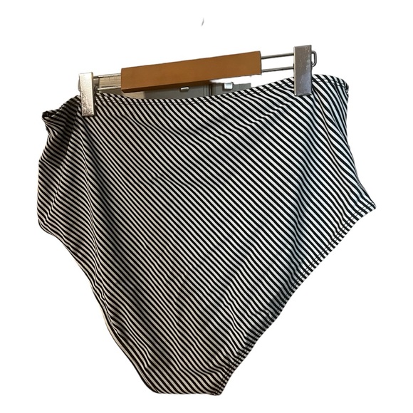 A Cupshe striped bikini bottom in size 2X - Picture 6 of 6